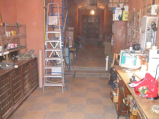 041220 26 El pasillo ha sido vaciado