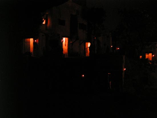 041222 52 Casas de puertas iluminadas en la noche
