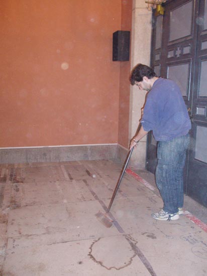 051220 05 Limpiando antes de poner la moqueta