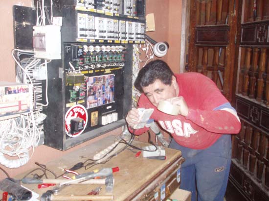 060128 05 Recogiendo equipo electronico