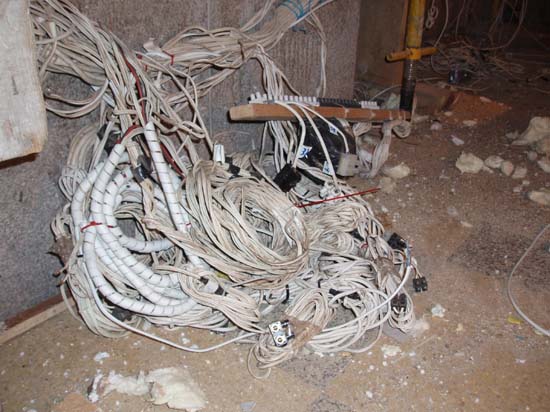 070126 13 Recogidos todos los cables de zona de arriba