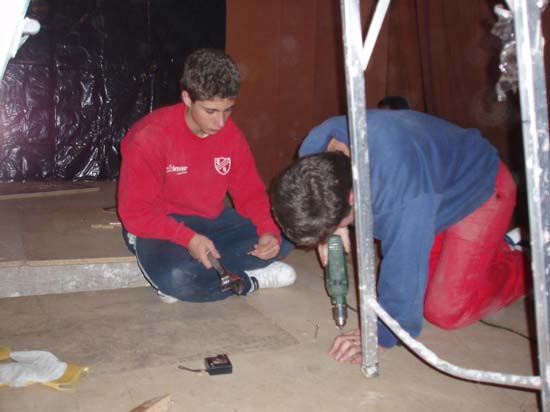 071103 51 Fijando las tablas del entarimado