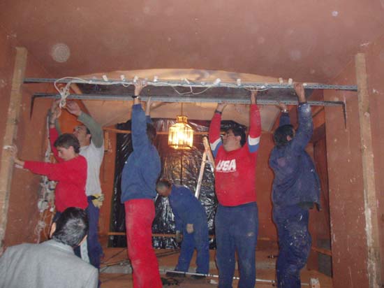 071103 53 Colocando plataforma de proyectores