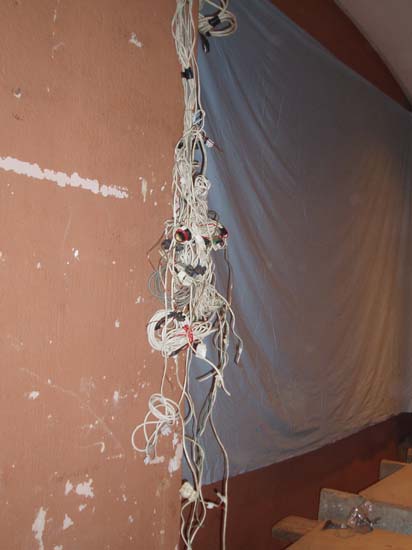 071103 71 Ristra de cables de la zona proyectores