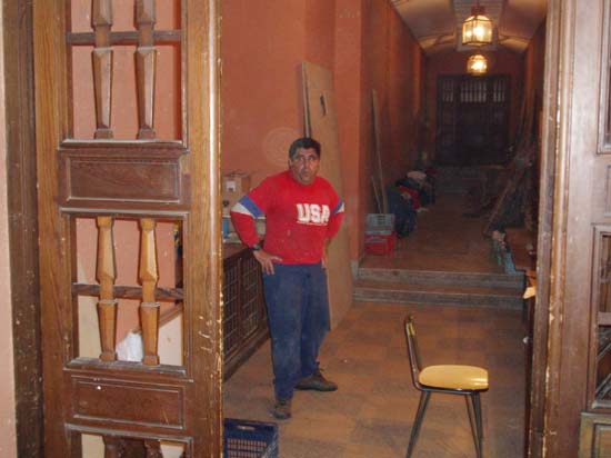071103 73 Las puertas del pasillo vuelven a su sitio