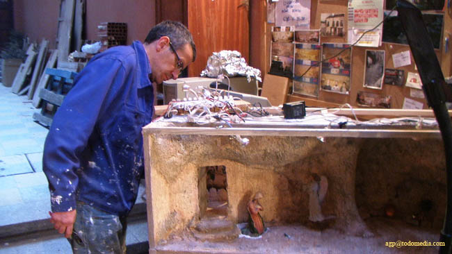 081208 36 Carlos colocara el fondo del diorama