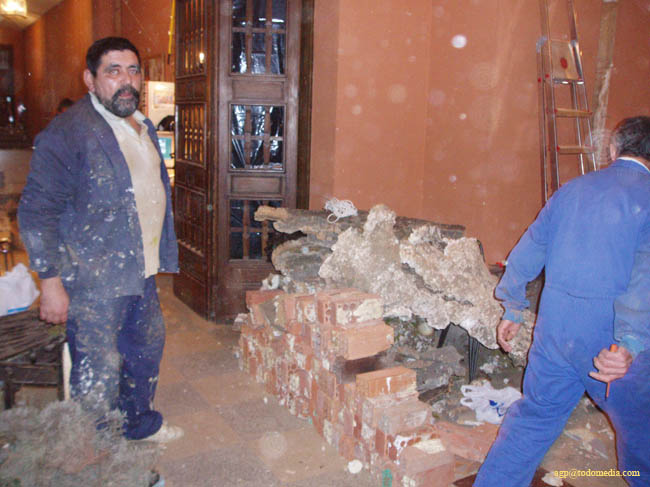 090130 17 Seguimos sacando materiales