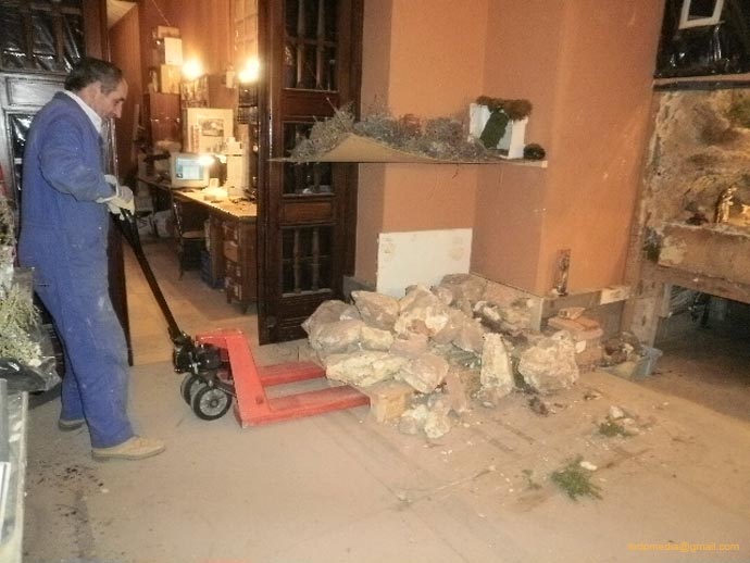101218 (35) Fidel cargando piedras