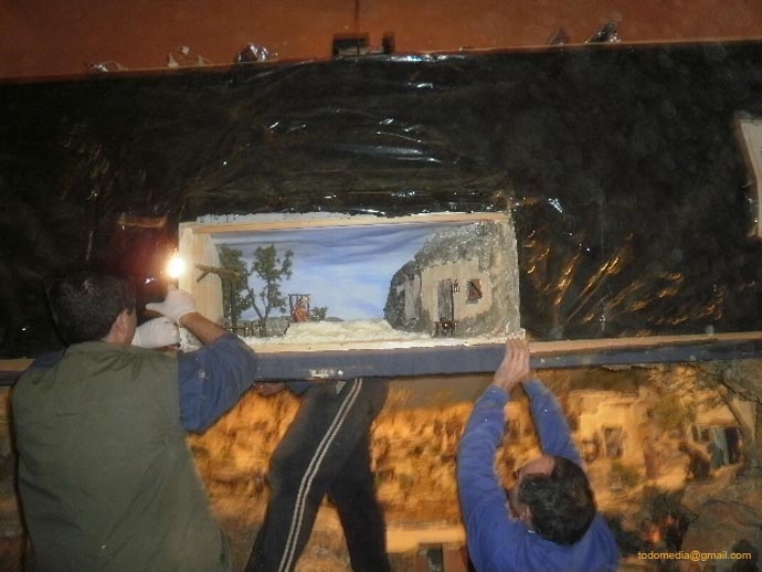 101218 (39) Sujetando bien el diorama