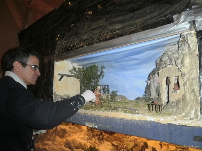 101218 (48) Decorando diorama