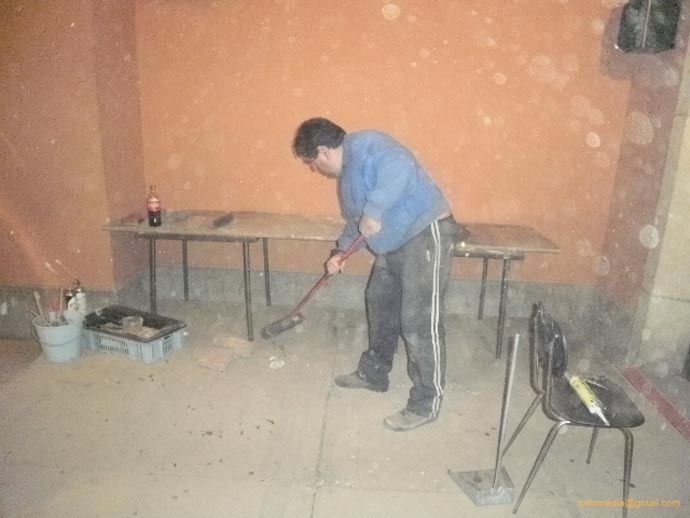 101218 (52) Limpiando futura zona del publico