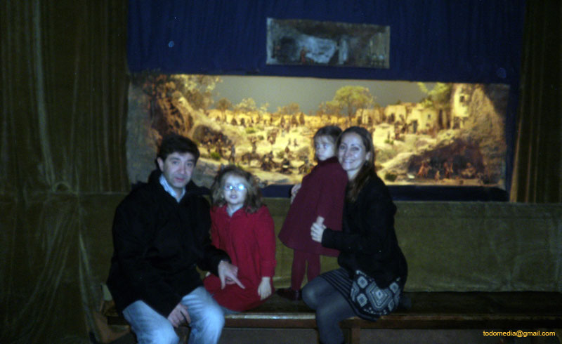 111224 (00) Bollo y familia visitan el Belen antes de la inauguracion