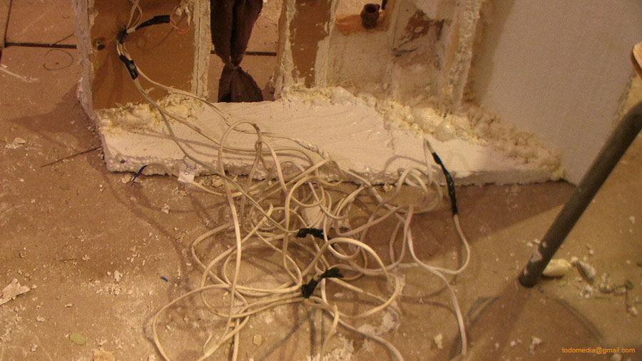 121207 (09) Alrgando cables de una de las casas