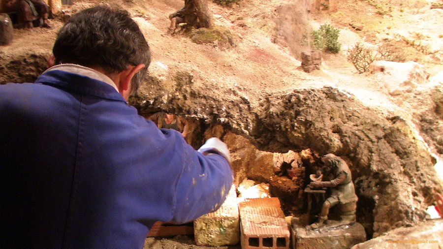 121218 (05) Decorando interior cueva artesanos