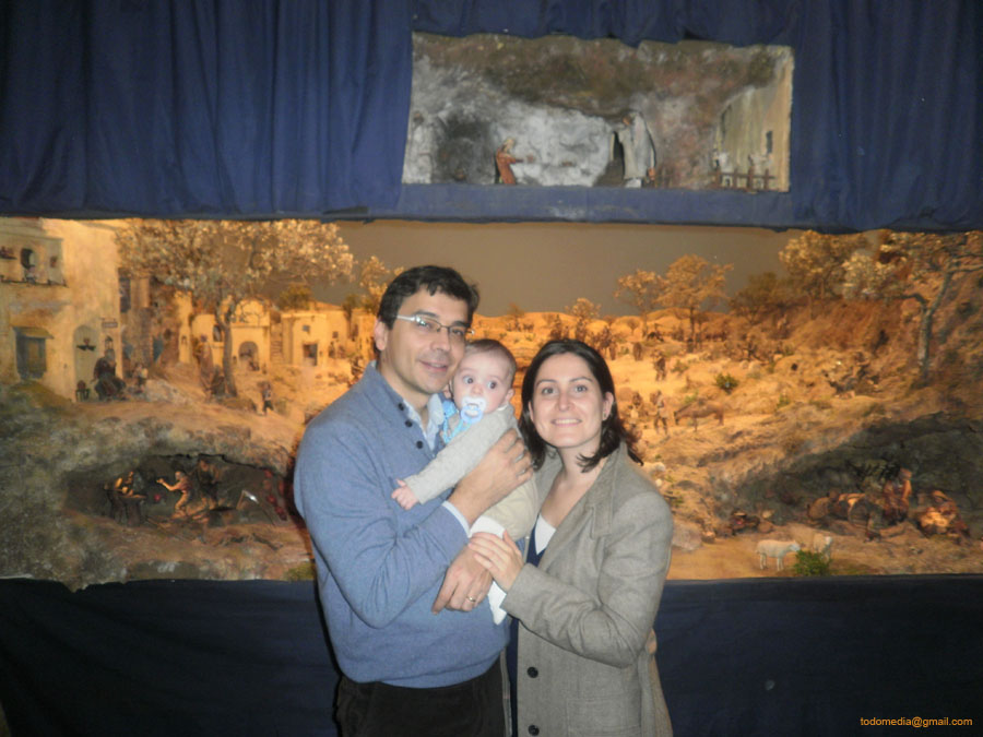 121222 3 (4) Ana Fernando y su hijo junto al Belen