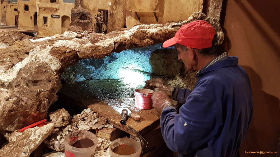 171118 (52) Decorando interior de cueva