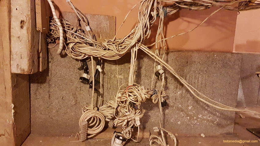 20181111 (37) Colocando grupos de cables bajo tarima