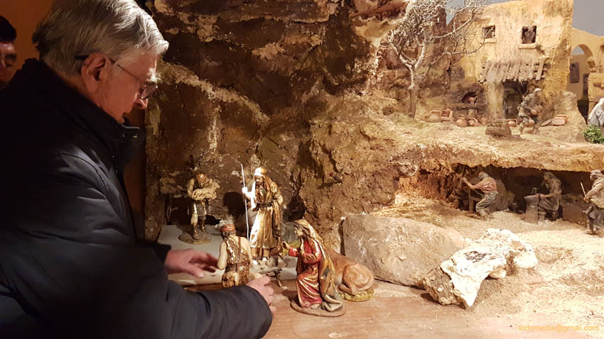 181215 (61) Don Jesus coloca el Misterio